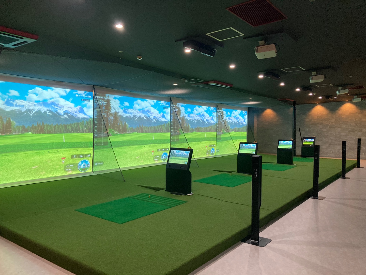 茨城県つくば市のCONVER GOLF Lab.様(インドアゴルフ練習場)に『QED弾道解析型シミュレーター』を6台設置致しました。